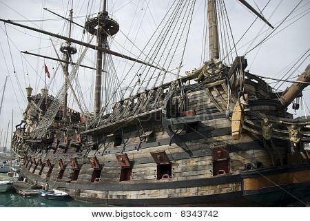 big-wood-ship-with-cannon