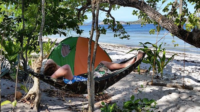 campeggio in tenda durante un giro in barca di gruppo tra El Nido e Coron