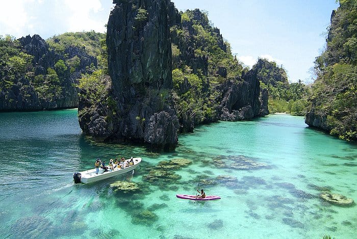 el-nido-lagoon-tours-el-nido-resorts-activities-kayaking-at-the-big-lagoon