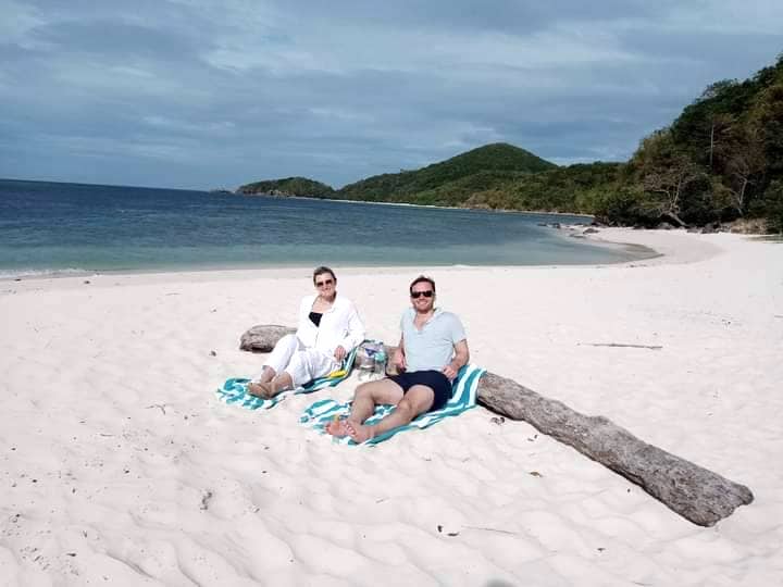 speedboat-tour-el-nido-coron-customer-lounging-beach