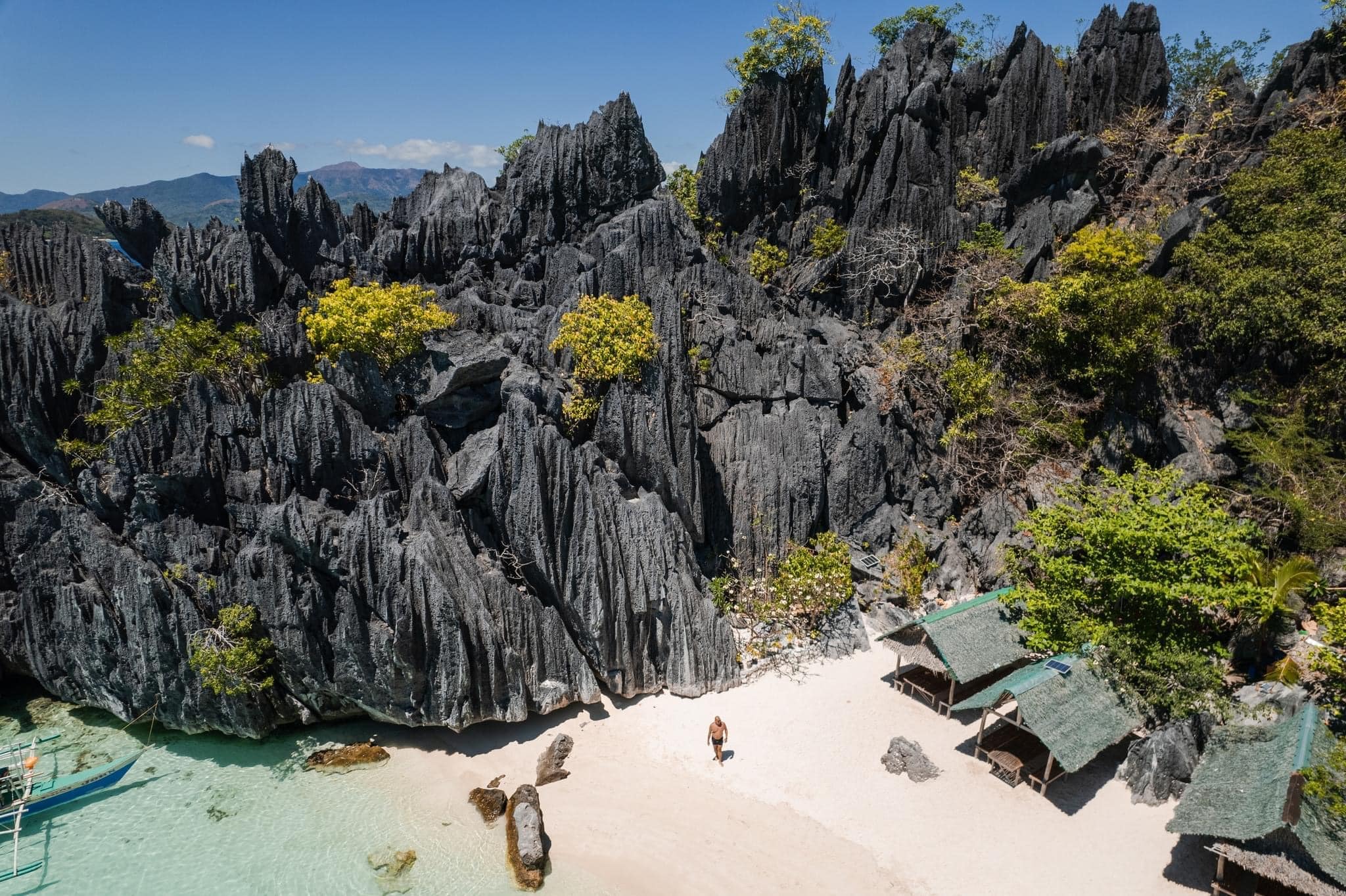 巴諾爾海灘周圍的石灰岩懸崖和岩層