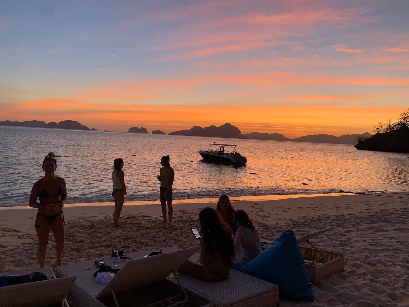 Seven-commando-beach-El-nido-Palawan-boat-tour-sunset