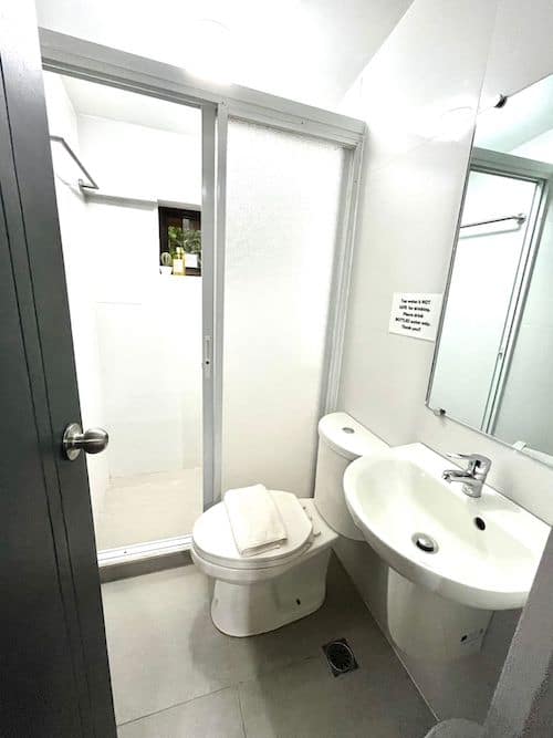 Piccolo bagno con WC, lavandino e doccia nell'hotel El Nido.