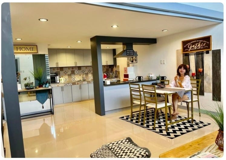 Moderna camera d'albergo con zona pranzo e cucina a El Nido, Filippine.