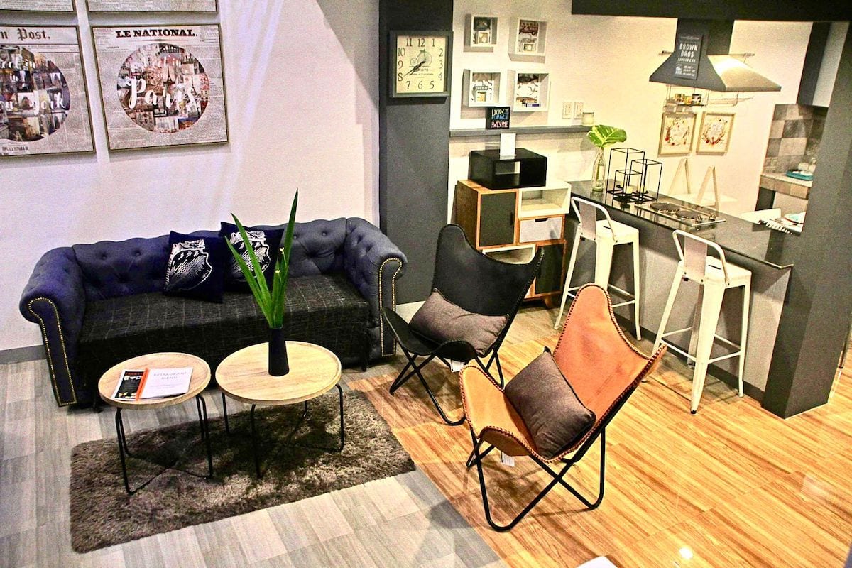 Elegante lounge dell'hotel con divano, poltrone e arredamento moderno a El Nido.