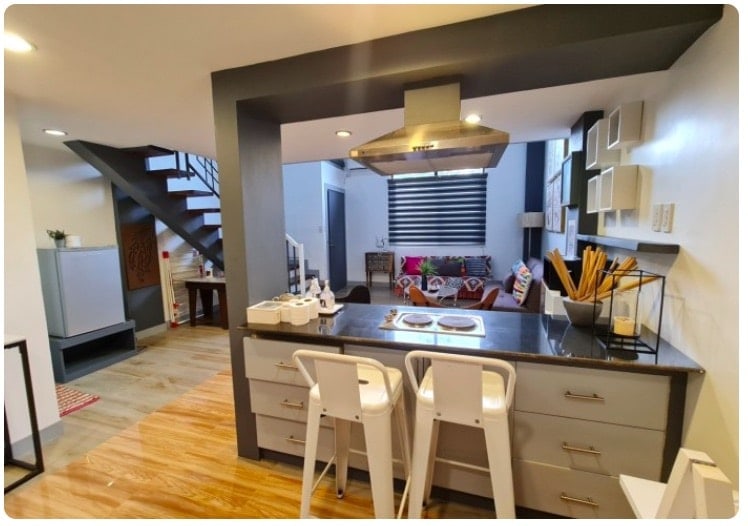 Cucina luminosa e moderna nell'hotel El Nido, con arredamento elegante.