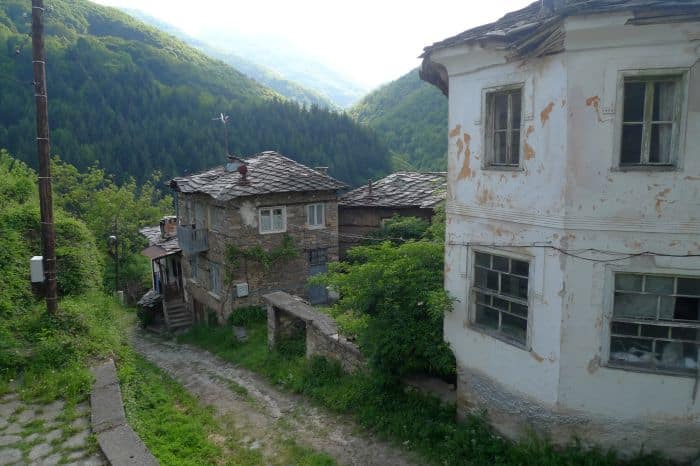 road-trip-from-Plovdiv-Bulgaria-to-Smolyan-with-Singapore-chicks_L1200681