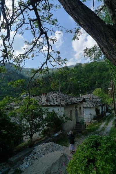 road-trip-from-Plovdiv-Bulgaria-to-Smolyan-with-Singapore-chicks_L1200684