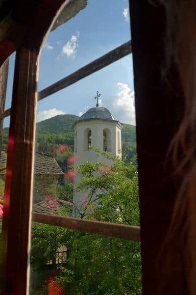 road-trip-from-Plovdiv-Bulgaria-to-Smolyan-with-Singapore-chicks_L1200691