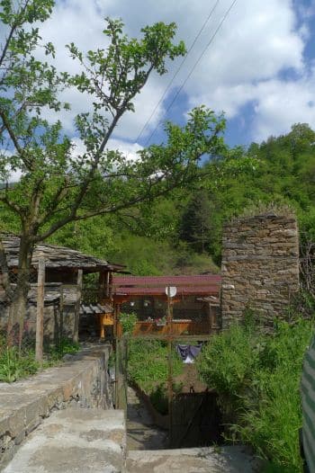 road-trip-from-Plovdiv-Bulgaria-to-Smolyan-with-Singapore-chicks_L1200730