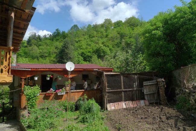 road-trip-from-Plovdiv-Bulgaria-to-Smolyan-with-Singapore-chicks_L1200733