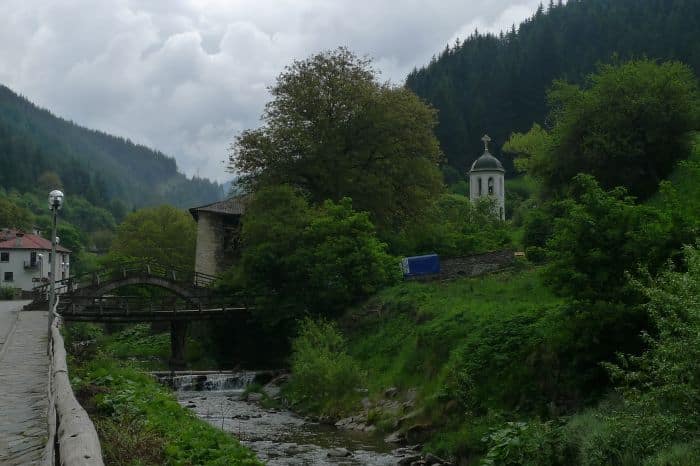 road-trip-from-Plovdiv-Bulgaria-to-Smolyan-with-Singapore-chicks_L1200863