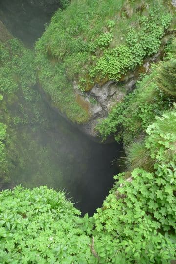 road-trip-from-Plovdiv-Bulgaria-to-Smolyan-with-Singapore-chicks_L1200932