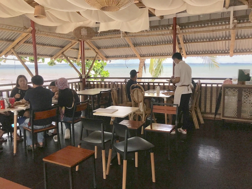 airbnb-beach-cafe-2