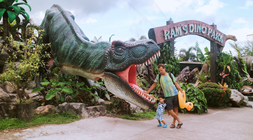 campuestohan-highland-resort-theme-water-park-dinasaurs-try-to-eat-you