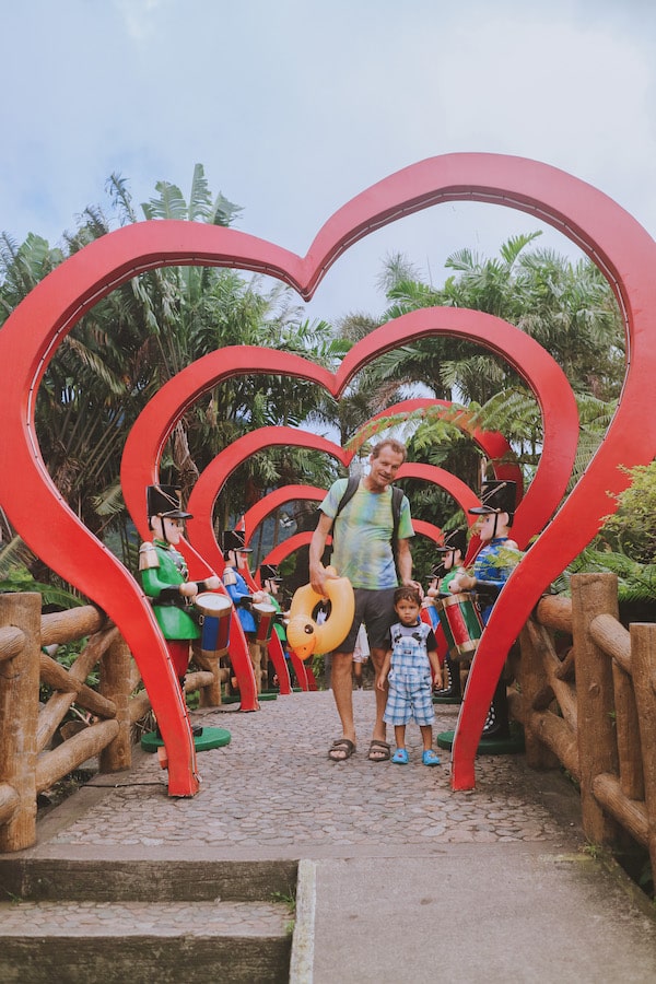 campuestohan-highland-resort-theme-water-park-heart-bridge