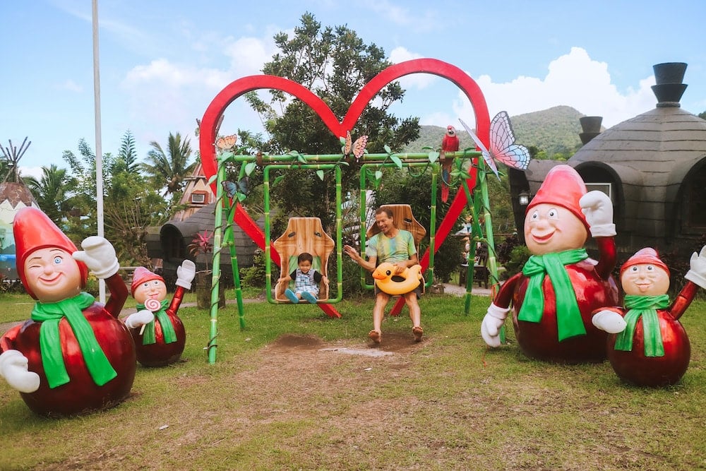 campuestohan-highland-resort-theme-water-park-heart-swings