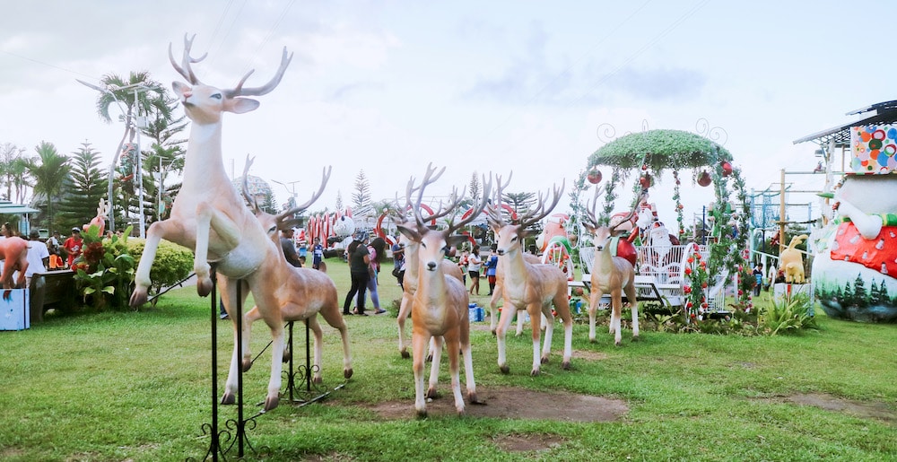 campuestohan-highland-resort-theme-water-park-santas-reindeer
