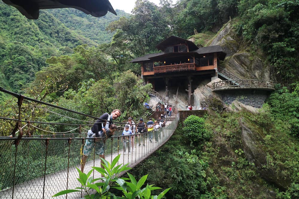canoa-ecuador-swing-bridge