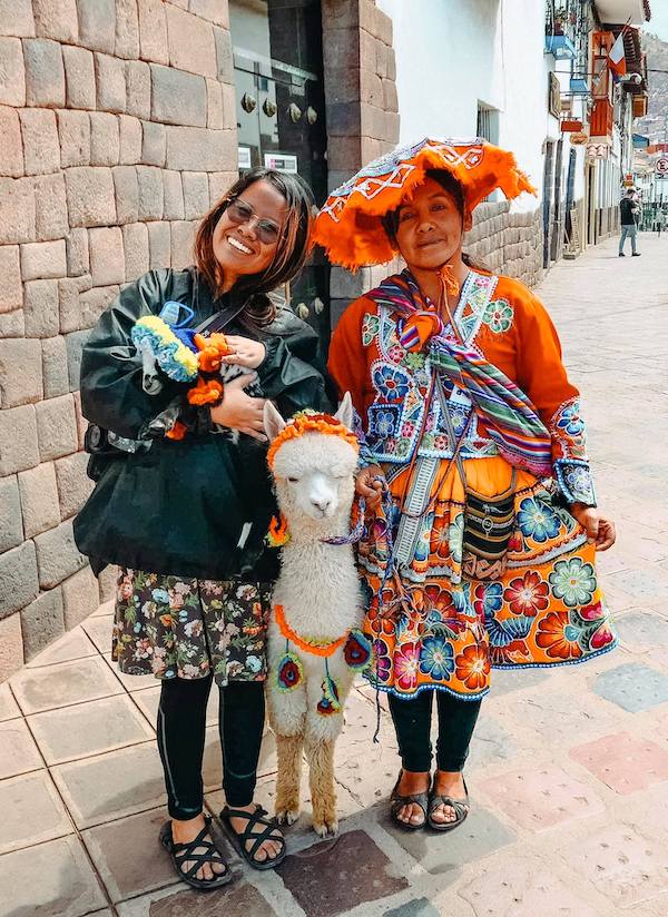 peru-llama-on-street-2